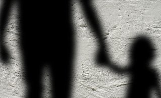 Sechsjähriges Mädchen vertraut sich erst der Großmutter an. Der Lebensgefährte ihrer Mutter soll sie mehrfach missbraucht haben. - Pixabay/geralt Sechsjähriges Mädchen vertraut sich erst der Großmutter an. Der Lebensgefährte ihrer Mutter soll sie mehrfach missbraucht haben. - Pixabay/geralt
