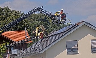 Die auf dem Dach installierte PV-Anlage machte es den Einsatzkräften schwer. - FFW Steinheim Die auf dem Dach installierte PV-Anlage machte es den Einsatzkräften schwer. - FFW Steinheim