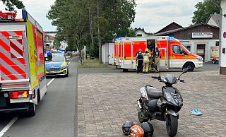 Bei der Kollision von zwei Motorrollern auf der Ostenländer Straße in Höhe des Feuerwehrgerätehauses wurden drei junge Menschen verletzt. - Ralph Meyer Bei der Kollision von zwei Motorrollern auf der Ostenländer Straße in Höhe des Feuerwehrgerätehauses wurden drei junge Menschen verletzt. - Ralph Meyer
