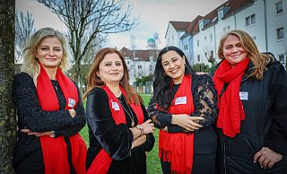 Melek Yapar (49, v.l.) aus der Türkei , Nadia Arshad (37) aus Pakistan, Aras Surchi (42) aus dem Irak und Jennifer Kubatzki (40) mit englisch-portugiesischen Wurzeln tragen als Erkennungszeichen rote Schals. - Sarah Jonek Melek Yapar (49, v.l.) aus der Türkei , Nadia Arshad (37) aus Pakistan, Aras Surchi (42) aus dem Irak und Jennifer Kubatzki (40) mit englisch-portugiesischen Wurzeln tragen als Erkennungszeichen rote Schals. - Sarah Jonek