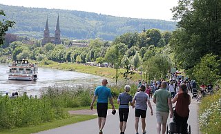 Die Events in der Saison 2024 im Huxarium-Gartenpark waren gut besucht – beispielsweise die Spargel- und Erdbeermeile am Weserufer. - Huxarium-Gartenpark Die Events in der Saison 2024 im Huxarium-Gartenpark waren gut besucht – beispielsweise die Spargel- und Erdbeermeile am Weserufer. - Huxarium-Gartenpark