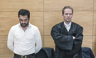 Der Angeklagte Hüseyin A. (l., mit Strafverteidiger Tobias Diedrich) schweigt bisher zu den schweren Vorwürfen gegen ihn. - Jörg Dieckmann Der Angeklagte Hüseyin A. (l., mit Strafverteidiger Tobias Diedrich) schweigt bisher zu den schweren Vorwürfen gegen ihn. - Jörg Dieckmann