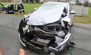 Beide Autos wurden bei dem Zusammenstoß stark beschädigt. Die Fahrerinnen wurden in ein Krankenhaus gebracht. - Polizei Minden-Lübbecke Beide Autos wurden bei dem Zusammenstoß stark beschädigt. Die Fahrerinnen wurden in ein Krankenhaus gebracht. - Polizei Minden-Lübbecke