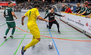 Ein Bild aus besseren Tagen: Spannende Endrundenspiele in der Seidensticker-Halle vor vielen Fans. In dieser Szene vom Finaltag 2017 versucht SCBs Nadir Serroukh (gelbes Trikot) Fichtes Torwart Berkay Yilmaz zu überwinden. Foto: Christian Weische - Christian Weische Ein Bild aus besseren Tagen: Spannende Endrundenspiele in der Seidensticker-Halle vor vielen Fans. In dieser Szene vom Finaltag 2017 versucht SCBs Nadir Serroukh (gelbes Trikot) Fichtes Torwart Berkay Yilmaz zu überwinden. Foto: Christian Weische - Christian Weische