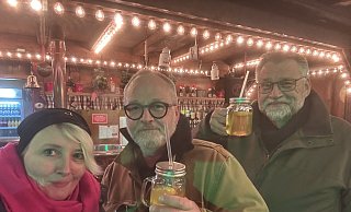 Im Nebel der Weihnachtsmarkt-Getränke ist dieses Selfie von Nicole Sielermann, Thorsten Gödecker (M.) und Jörg Stuke entstanden. - Nicole Sielermann Im Nebel der Weihnachtsmarkt-Getränke ist dieses Selfie von Nicole Sielermann, Thorsten Gödecker (M.) und Jörg Stuke entstanden. - Nicole Sielermann