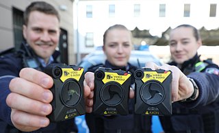Polizeioberkommissar Carsten Jödecke (v. l.), und die beiden Polizeikommissarinnen Pia Jungmann und Theresa Krause zeigen die Bodycams der Kreispolizei Höxter. - Simone Flörke Polizeioberkommissar Carsten Jödecke (v. l.), und die beiden Polizeikommissarinnen Pia Jungmann und Theresa Krause zeigen die Bodycams der Kreispolizei Höxter. - Simone Flörke