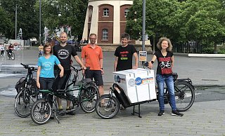 Sie hatten sich bereits vor dem erneuten Lockdown zum Foto getroffen: Die Schokofahrer Daphne und Bastian Seehaus (li.), Anette und Ingold Klee (r.) und Daniel Neuhaus vom ADFC Gütersloh, der das Lastenfahrrad verleiht. - Seehaus Sie hatten sich bereits vor dem erneuten Lockdown zum Foto getroffen: Die Schokofahrer Daphne und Bastian Seehaus (li.), Anette und Ingold Klee (r.) und Daniel Neuhaus vom ADFC Gütersloh, der das Lastenfahrrad verleiht. - Seehaus