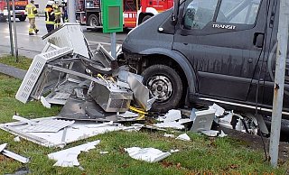 Die Stromkästen werden bei dem Unfall völlig zerstört. - Feuerwehr Warburg Die Stromkästen werden bei dem Unfall völlig zerstört. - Feuerwehr Warburg