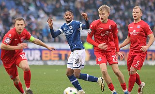 Isaiah Young (2.v.l.) legte das 1:1 durch Marius Wörl auf und war auch sonst in seinen 57 Minuten Einsatzzeit ein belebendes Element. - Oliver Krato Isaiah Young (2.v.l.) legte das 1:1 durch Marius Wörl auf und war auch sonst in seinen 57 Minuten Einsatzzeit ein belebendes Element. - Oliver Krato