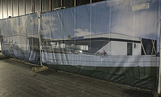 Die Fassade des zukünftigen E-Centers in Hövelhof auf Plakaten am Bauzaun. - Jens Reddeker Die Fassade des zukünftigen E-Centers in Hövelhof auf Plakaten am Bauzaun. - Jens Reddeker