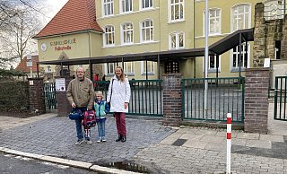 Schulpflegschaftsvorsitzender Andreas Bernard, seine Tochter Emma und Schulleiterin Silke Leuchter (v. l.) vor dem Schultor der Grundschule Falkstraße, vor dem sich früher "Elterntaxis" stauten. - Matthias Bungeroth Schulpflegschaftsvorsitzender Andreas Bernard, seine Tochter Emma und Schulleiterin Silke Leuchter (v. l.) vor dem Schultor der Grundschule Falkstraße, vor dem sich früher "Elterntaxis" stauten. - Matthias Bungeroth