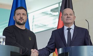 Bundeskanzler Olaf Scholz (rechts, SPD) ist für mehr diplomatische Bemühungen zur Beendigung des Ukraine-Kriegs und betonte sein gutes Verhältnis zum ukrainischen Präsidenten Wolodymyr Selenskyj. - Michael Kappeler/dpa Bundeskanzler Olaf Scholz (rechts, SPD) ist für mehr diplomatische Bemühungen zur Beendigung des Ukraine-Kriegs und betonte sein gutes Verhältnis zum ukrainischen Präsidenten Wolodymyr Selenskyj. - Michael Kappeler/dpa