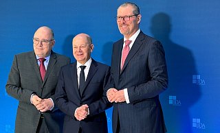 BDA-Hauptgeschäftsführer Steffen Kampeter (l-r), Bundeskanzler Olaf Scholz und Arbeitgeberpräsident Rainer Dulger in Berlin. - Andreas Hoenig/dpa BDA-Hauptgeschäftsführer Steffen Kampeter (l-r), Bundeskanzler Olaf Scholz und Arbeitgeberpräsident Rainer Dulger in Berlin. - Andreas Hoenig/dpa