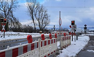 Die Absperrungen am Bahnübergang Nieheim-Oeynhausen stehen bereits. Ab Montag ist hier ganz dicht. - Madita Schellenberg Die Absperrungen am Bahnübergang Nieheim-Oeynhausen stehen bereits. Ab Montag ist hier ganz dicht. - Madita Schellenberg