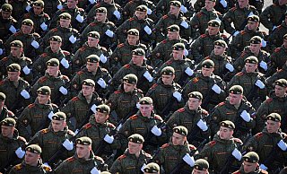 Russische Soldaten marschieren während einer Militärparade durch Moskau. Medienberichten zufolge werden in der Söldnereinheit «Redut» Scharfschützinnen und Bedienerinnen von Drohnen angeworben. - Uncredited/AP Russische Soldaten marschieren während einer Militärparade durch Moskau. Medienberichten zufolge werden in der Söldnereinheit «Redut» Scharfschützinnen und Bedienerinnen von Drohnen angeworben. - Uncredited/AP
