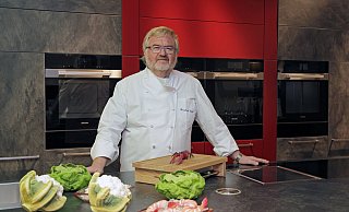 Steht wieder am Herd: Ende August kocht Bernhard Büdel zum ersten Mal bei der „Kochkunst“ bei Miele. - Miele Steht wieder am Herd: Ende August kocht Bernhard Büdel zum ersten Mal bei der „Kochkunst“ bei Miele. - Miele