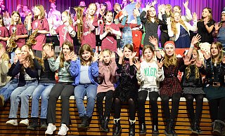 Am Ende der beiden Weihnachtskonzerte in der Aula kommen alle Mitwirkenden auf der Bühne zusammen. Gemeinsam mit dem Publikum wird der Weihnachtsklassiker "Last Christmas" mit entsprechender Choreografie angestimmt. - Karin Prignitz Am Ende der beiden Weihnachtskonzerte in der Aula kommen alle Mitwirkenden auf der Bühne zusammen. Gemeinsam mit dem Publikum wird der Weihnachtsklassiker "Last Christmas" mit entsprechender Choreografie angestimmt. - Karin Prignitz