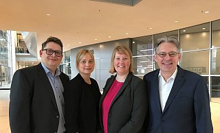 Stefan Schwartze (v. l.), Marja-Liisa Völlers, Wiebke Esdar und Achim Post lehnen die Pläne des Bundesverkehrsministeriums zur Bahnstrecke Bielefeld-Hannover ab. - SPD Stefan Schwartze (v. l.), Marja-Liisa Völlers, Wiebke Esdar und Achim Post lehnen die Pläne des Bundesverkehrsministeriums zur Bahnstrecke Bielefeld-Hannover ab. - SPD