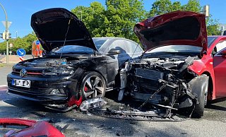Aus dem roten Kia stieg nach dem Unfall Rauch auf. - Christian Mathiesen Aus dem roten Kia stieg nach dem Unfall Rauch auf. - Christian Mathiesen