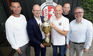 Das Auslosungs-Team der Stadthallenmeisterschaft mit Patrick Jeroch (Sponsor Krombacher Brauerei; v.l.), Stefan Dwilies (Sparkasse), Kreisvorsitzender Markus Baumann, Patrick Hartmann vom Kreis-Fußball-Ausschuss und Sören Herbst vom Sponsor Neue Westfälische. - Peter Unger Das Auslosungs-Team der Stadthallenmeisterschaft mit Patrick Jeroch (Sponsor Krombacher Brauerei; v.l.), Stefan Dwilies (Sparkasse), Kreisvorsitzender Markus Baumann, Patrick Hartmann vom Kreis-Fußball-Ausschuss und Sören Herbst vom Sponsor Neue Westfälische. - Peter Unger