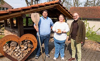 Andreas (v.l.) und Sarah Trockel backen im Steinofen Brot und andere Leckereien. Das inspiriert Versmolds Pfarrer Sven Keppler. - Andre Schneider Andreas (v.l.) und Sarah Trockel backen im Steinofen Brot und andere Leckereien. Das inspiriert Versmolds Pfarrer Sven Keppler. - Andre Schneider