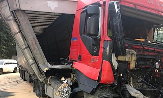 Die Stahlrohre vom Auflieger haben die Fahrerkabine durchschlagen. Wie durch ein Wunder wurde bei dem Unfall am Dienstag auf der A2 niemand verletzt. - Polizei Die Stahlrohre vom Auflieger haben die Fahrerkabine durchschlagen. Wie durch ein Wunder wurde bei dem Unfall am Dienstag auf der A2 niemand verletzt. - Polizei