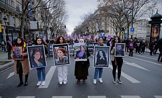 Sechs Frauen ahteln die Bilder von sechs getöteten Kurden: Drei Getötete starben Ende Dezember, die anderen drei vor rund 10 Jahren in Paris. - Remon Haazen/ZUMA Press Wire/dpa Sechs Frauen ahteln die Bilder von sechs getöteten Kurden: Drei Getötete starben Ende Dezember, die anderen drei vor rund 10 Jahren in Paris. - Remon Haazen/ZUMA Press Wire/dpa