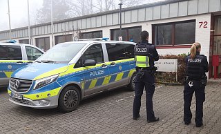 Die Polizei war mit mehreren Einsatzfahrzeugen und Beamten vor Ort im Einsatz. - Charlotte Mahncke Die Polizei war mit mehreren Einsatzfahrzeugen und Beamten vor Ort im Einsatz. - Charlotte Mahncke