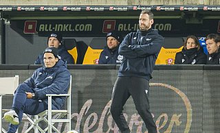 Arminia-Trainer Mitch Kniat litt mit seiner Mannschaft in Dresden. Bei der 0:3-Niederlage war der DSC weitestgehend chancenlos. - IMAGO/Jan Huebner Arminia-Trainer Mitch Kniat litt mit seiner Mannschaft in Dresden. Bei der 0:3-Niederlage war der DSC weitestgehend chancenlos. - IMAGO/Jan Huebner