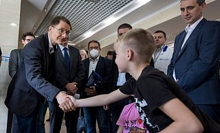 Bundesgesundheitsminster Karl Lauterbach (l) beim Klinikbesuch in Lwiw. Er begrüßt einen Jungen, dessen Mutter und Schwester bei einem Bombenangriff schwer verletzt wurden und hier behandelt werden. - Foto: Thomas Koehler/Photothek.De/Thomas Koehler/photothek.de/dpa Bundesgesundheitsminster Karl Lauterbach (l) beim Klinikbesuch in Lwiw. Er begrüßt einen Jungen, dessen Mutter und Schwester bei einem Bombenangriff schwer verletzt wurden und hier behandelt werden. - Foto: Thomas Koehler/Photothek.De/Thomas Koehler/photothek.de/dpa