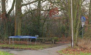 Unbekannte stellen Trampolin an Wanderweg bei Dembergs Hof. - Ulf Hanke Unbekannte stellen Trampolin an Wanderweg bei Dembergs Hof. - Ulf Hanke