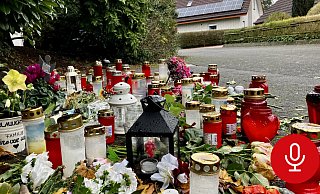 Kerzen und Kuscheltiere am Tatort in Bielefeld: Hier wurde Greta H. von ihrem Kollegen, einem Rettungssanitäter, brutal erstochen. - Jens Reichenbach Kerzen und Kuscheltiere am Tatort in Bielefeld: Hier wurde Greta H. von ihrem Kollegen, einem Rettungssanitäter, brutal erstochen. - Jens Reichenbach