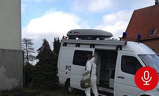 Die Spurensicherung vor dem Haus von Berta L. in Vlotho. - Jobst Lüdeking Die Spurensicherung vor dem Haus von Berta L. in Vlotho. - Jobst Lüdeking
