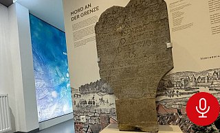 Der Gedenkstein in der Dauerausstellung der Wandelhalle erinnert an die fünf ermordeten Menschen. | © Sven Kienscherf - Sven Kienscherf Der Gedenkstein in der Dauerausstellung der Wandelhalle erinnert an die fünf ermordeten Menschen. | © Sven Kienscherf - Sven Kienscherf
