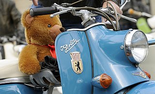 Ein blauer Berlin-Roller. - FOTO: DPA Ein blauer Berlin-Roller. - FOTO: DPA