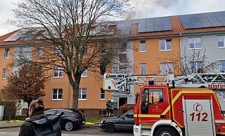 Dramatische Momente: In einem Mehrfamilienhaus versuchte ein Mann vergeblich gegen die Flammen im ersten Obergeschoss zu kämpfen. - Michaela Heinze Dramatische Momente: In einem Mehrfamilienhaus versuchte ein Mann vergeblich gegen die Flammen im ersten Obergeschoss zu kämpfen. - Michaela Heinze