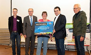 Der Preis wird überreicht: (v.l.) Thomas Kemper, Manfred Müller, Annette Lödige-Wennemaring, Martin Hornberger und Martin Pantke. - Karl-Martin Flüter Der Preis wird überreicht: (v.l.) Thomas Kemper, Manfred Müller, Annette Lödige-Wennemaring, Martin Hornberger und Martin Pantke. - Karl-Martin Flüter