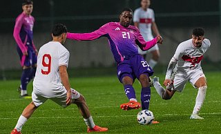 Ilyas Ansah (M.) kommt im U20-Länderspiel gegen die Türkei zum Abschluss. Der SCP-Stürmer blieb zwar torlos, konnte aber mit der deutschen U20 einen 2:0-Sieg feiern. - picture alliance Ilyas Ansah (M.) kommt im U20-Länderspiel gegen die Türkei zum Abschluss. Der SCP-Stürmer blieb zwar torlos, konnte aber mit der deutschen U20 einen 2:0-Sieg feiern. - picture alliance