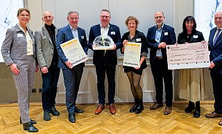 Gute gelaunt beim Tourismustag (v. l.): Edith Rehmann-Decker (Kreis Paderborn), Ingo Tiemann (Dezernent Kreis Paderborn), Michael Berens (Bürgermeister Hövelhof), Thomas Westhof (Ems-Radweg), Christina Schmidt (Villa Waldrand), Christian Carl (Bürgermeister Bad Wünnenberg), Anja Veith (Kreis Paderborn), Landrat Christoph Rüther. - Kreis Paderborn Gute gelaunt beim Tourismustag (v. l.): Edith Rehmann-Decker (Kreis Paderborn), Ingo Tiemann (Dezernent Kreis Paderborn), Michael Berens (Bürgermeister Hövelhof), Thomas Westhof (Ems-Radweg), Christina Schmidt (Villa Waldrand), Christian Carl (Bürgermeister Bad Wünnenberg), Anja Veith (Kreis Paderborn), Landrat Christoph Rüther. - Kreis Paderborn