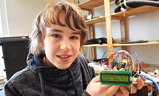 Die Wetterstation von Simon Claas zeigt auf dem Display im Fünf-Sekunden-Takt Informationen zu Temperatur, Luftfeuchtigkeit, Luftdruck und Co. an. - Jens Dünhölter Die Wetterstation von Simon Claas zeigt auf dem Display im Fünf-Sekunden-Takt Informationen zu Temperatur, Luftfeuchtigkeit, Luftdruck und Co. an. - Jens Dünhölter