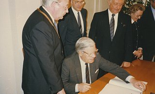 Im Juli 1988 trug sich Helmut Schmidt in Paderborns Goldenes Buch ein. Hinter ihm zu sehen sind: Damaliger Bürgermeister Willi Lüke, der Vorsitzende der Liborigilde, Anton Osterhus, Landrat Joseph Köhler sowie die stellvertretende Bürgermeisterin Paula Hermes. - Stadt- und Kreisarchiv Paderborn Im Juli 1988 trug sich Helmut Schmidt in Paderborns Goldenes Buch ein. Hinter ihm zu sehen sind: Damaliger Bürgermeister Willi Lüke, der Vorsitzende der Liborigilde, Anton Osterhus, Landrat Joseph Köhler sowie die stellvertretende Bürgermeisterin Paula Hermes. - Stadt- und Kreisarchiv Paderborn