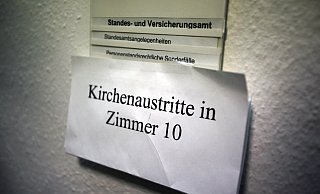 Die Sachbearbeiter für Kirchenaustritte an den Amtsgerichen hatten auch 2020 nicht unbedingt wenig zu tun. - Symbolbild: picture alliance / dpa Die Sachbearbeiter für Kirchenaustritte an den Amtsgerichen hatten auch 2020 nicht unbedingt wenig zu tun. - Symbolbild: picture alliance / dpa
