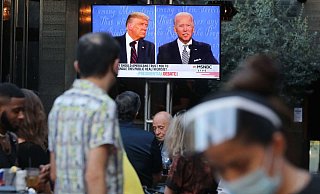 Amerikaner schauen sich die erste TV-Debatte von Donald Trump und Joe Biden an. Die nächste ist am 15 Oktober. - AFP Amerikaner schauen sich die erste TV-Debatte von Donald Trump und Joe Biden an. Die nächste ist am 15 Oktober. - AFP