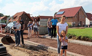 Den Familien Grotefeld, Lasarenko, Penner und Wolf wurde bereits mehrfach Eigentum aus dem Garten oder, während der Bauphase, aus dem Baucontainer unerlaubt entwendet. - Anastasia von Fugler Den Familien Grotefeld, Lasarenko, Penner und Wolf wurde bereits mehrfach Eigentum aus dem Garten oder, während der Bauphase, aus dem Baucontainer unerlaubt entwendet. - Anastasia von Fugler