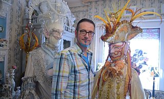 Mit der Kostümgruppe "Kinder des Lichts" räumte Horst Raack 2019 beim Karneval in Venedig ab. - Mareike Patock Mit der Kostümgruppe "Kinder des Lichts" räumte Horst Raack 2019 beim Karneval in Venedig ab. - Mareike Patock