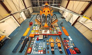 Akkurat angeordnet: Während Rettungshubschrauber Christoph 13 über allem im Hangar an der Rosenhöhe zu stehen scheint, liegen unter ihm auf dem Boden all seine „Rettungsmittel" und seine Besatzung. Bei der Tetris-Challenge im Internet präsentieren europaweit Einsatzkräfte ihre Fahrzeuge samt Inhalt von oben. - Christoph Ulonska/Christoph 13 Akkurat angeordnet: Während Rettungshubschrauber Christoph 13 über allem im Hangar an der Rosenhöhe zu stehen scheint, liegen unter ihm auf dem Boden all seine „Rettungsmittel" und seine Besatzung. Bei der Tetris-Challenge im Internet präsentieren europaweit Einsatzkräfte ihre Fahrzeuge samt Inhalt von oben. - Christoph Ulonska/Christoph 13