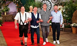 Herforder Markus Langenbach (mitte r.) hat sich um Bauer Heino beworben. Auch zwei Weitere wollen den Bauern für sich gewinnen. - RTL/Stefan Gregorowius Herforder Markus Langenbach (mitte r.) hat sich um Bauer Heino beworben. Auch zwei Weitere wollen den Bauern für sich gewinnen. - RTL/Stefan Gregorowius