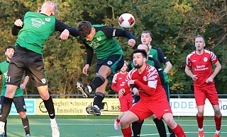 Der FC RW Kirchlengern (Dennis Quirin und Lennard Wüllner in Rot) ließ dem engagierten TSV Oerlinghausen (Philipp Düsterdiek und Fynn Mosebach in Grün) keine Chance. - N. Gessat Der FC RW Kirchlengern (Dennis Quirin und Lennard Wüllner in Rot) ließ dem engagierten TSV Oerlinghausen (Philipp Düsterdiek und Fynn Mosebach in Grün) keine Chance. - N. Gessat