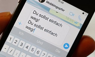 Schnell geschrieben: Die Folgen von Mobbing via WhatsApp oder anderen Diensten sind dagegen länger anhaltend. - Holger Kosbab Schnell geschrieben: Die Folgen von Mobbing via WhatsApp oder anderen Diensten sind dagegen länger anhaltend. - Holger Kosbab