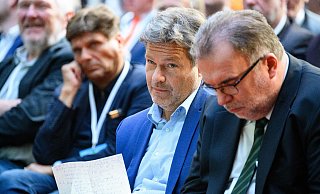 Bundeswirtschaftsminister Habeck (2.v.r.) und Industriepräsident Siegfried Russwurm (r) neim BDI-Klimakongress in Berlin. - Bernd von Jutrczenka/dpa Bundeswirtschaftsminister Habeck (2.v.r.) und Industriepräsident Siegfried Russwurm (r) neim BDI-Klimakongress in Berlin. - Bernd von Jutrczenka/dpa